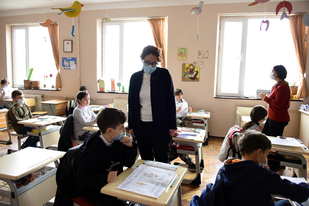 Ekaterine Dgebuadze continues to monitor schools