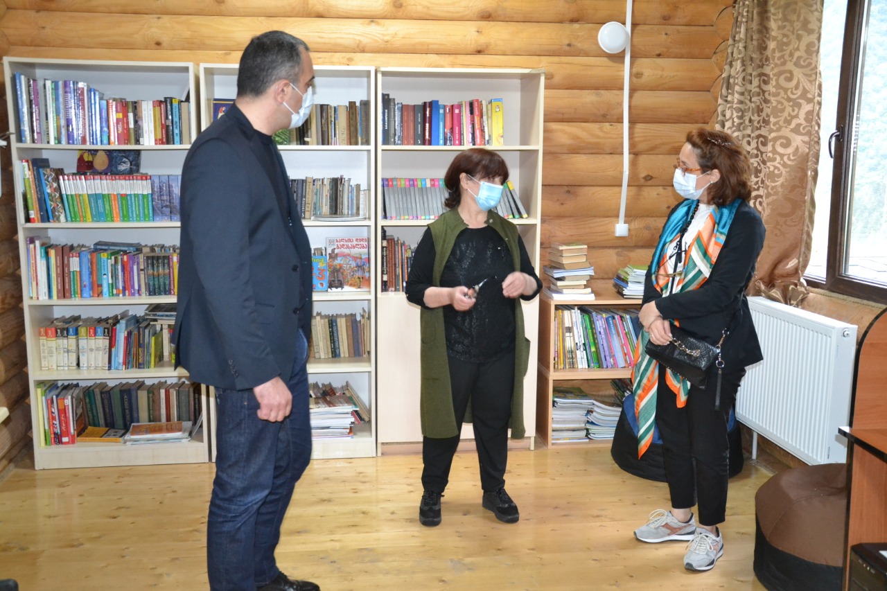Ekaterine Dgebuadze congratulated the society from Shatili school on the end of the school year